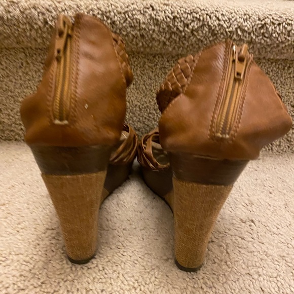 Brown heels - Picture 3 of 3